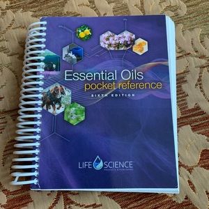 Essential Oils Pocket Reference Book